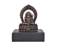 AONA Hanuman-Idol in Dhyan-Mudra, kupferfarben, runder Ornamentrahmen, schwarzer Sockel