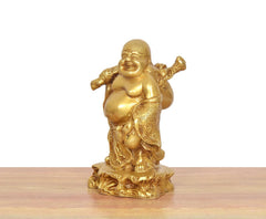 Goldfarbene Buddha-Statue im Seitenprofil, lachender Glücksmann, auf Sockel