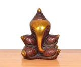 Ganapati-Muschelform-Skulptur, frontal sitzend, goldbraun mit geschnitzten Om-Motiven