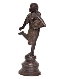 Bronze Skulptur einer Frau seitlich, Einbeinstand, Hand am Fuß, Laufpose