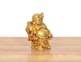 Dreiviertel-Ansicht der Lach-Buddha-Statue in goldfarbigem Messing, kleines Gewand und Hände
