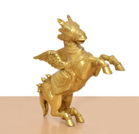 Goldene Messing-Figur eines geflügelten Pferds, Kopf und Vorderbeine im Fokus