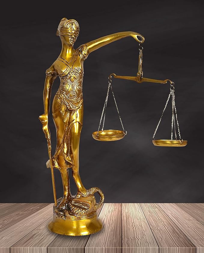 Messing-Justitia-Figurine mit verbundenen Augen und Waage, goldfarben, stehend