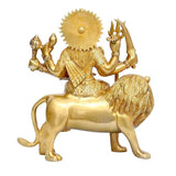 Durga-Statue im Profil, goldfarben, sitzt auf Löwe mit ausgestrecktem Schwanz