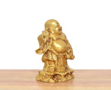 Seitenansicht der goldfarbenen Messing-Buddhafigur mit ausgebreiteten Armen