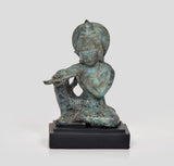 Vintage Bronze Krishna Sitzstatue mit Flöte, türkis patiniert auf schwarzem Sockel