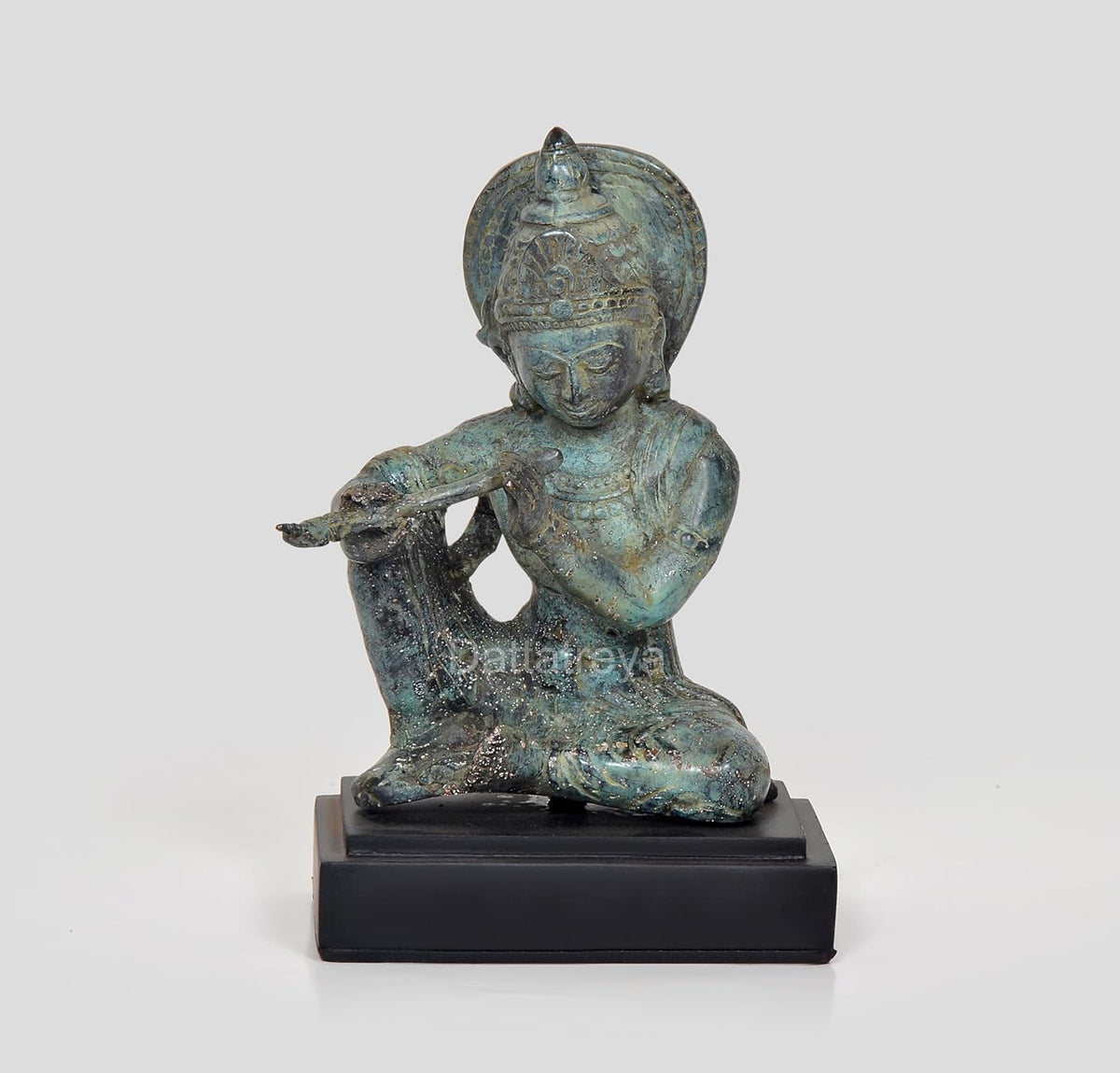 Vintage Bronze Krishna Sitzstatue mit Flöte, türkis patiniert auf schwarzem Sockel