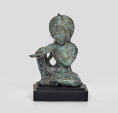 Vintage Bronze Krishna Sitzstatue mit Flöte, türkis patiniert auf schwarzem Sockel