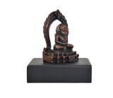 Hanuman-Idol im Dhyan-Mudra, kupferfarben, Seitenansicht mit Figur im Rahmen, schwarzer Sockel