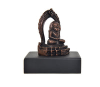 Hanuman-Idol im Dhyan-Mudra, kupferfarben, Seitenansicht mit Figur im Rahmen, schwarzer Sockel
