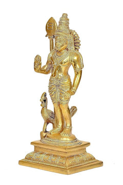 Lord Kartikeya Messingfigur im Profil, Pfauenstab erhoben, goldfarben, auf Sockel