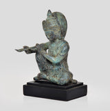 Bronze Krishna Sitzfigur mit Flöte, seitlicher Blick, türkisgrüne Patina, schwarzer Sockel