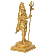 Goldfarbene Shiva-Figur im Profil, Hand am Trident, reich verzierte Gewanddetails