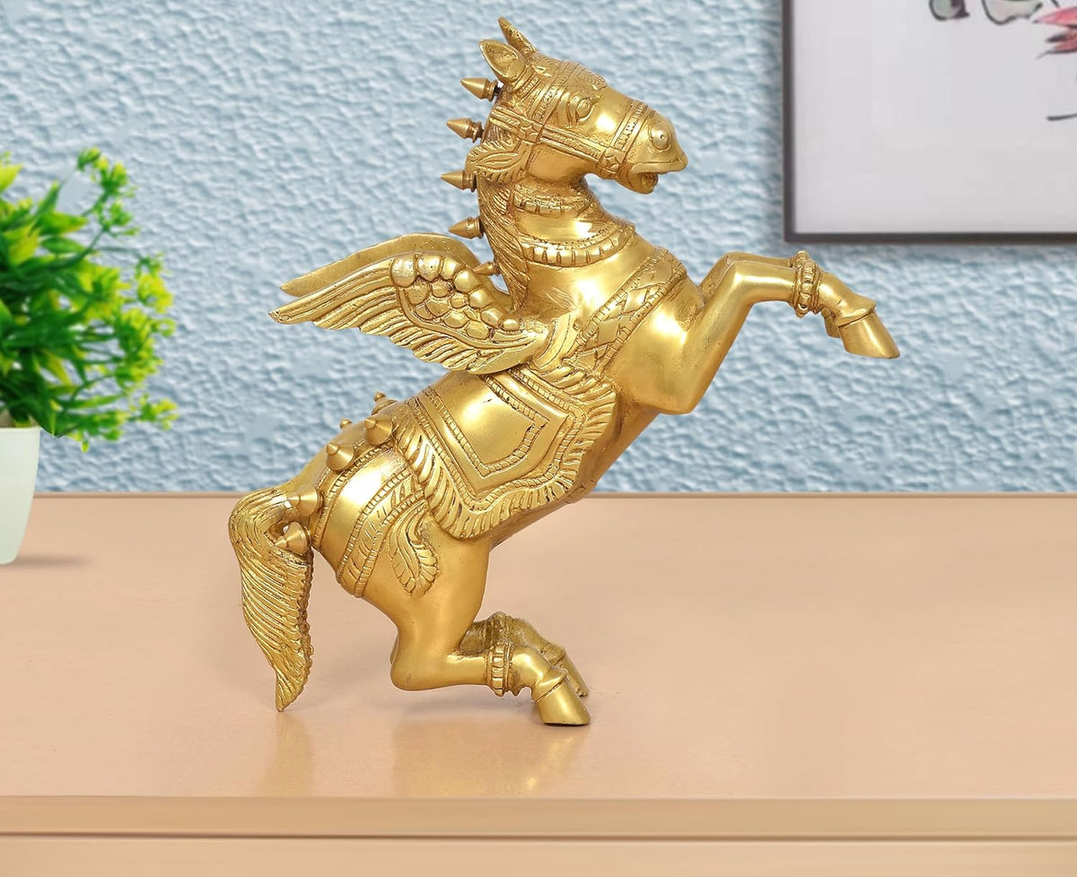 Goldene Messing-Figur eines geflügelten Springpferds, laufende Pose mit Flügeln