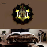 Buddha-Metall-Wandhänger mit goldigem Gesicht, Strass-Details und Flammenreifen