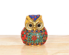 Metal Owl Bird Dekofigur von vorn, goldfarben mit blau-rotem Schmuckmuster und Augen