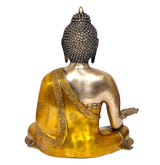 Buda dourado sentado em vista traseira, manto dourado detalhado e braços apoiados