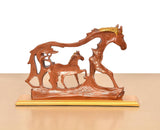 Bronzefarbene Resin-Pferdefigur, Pferde in Bewegung, auf goldenem Sockel