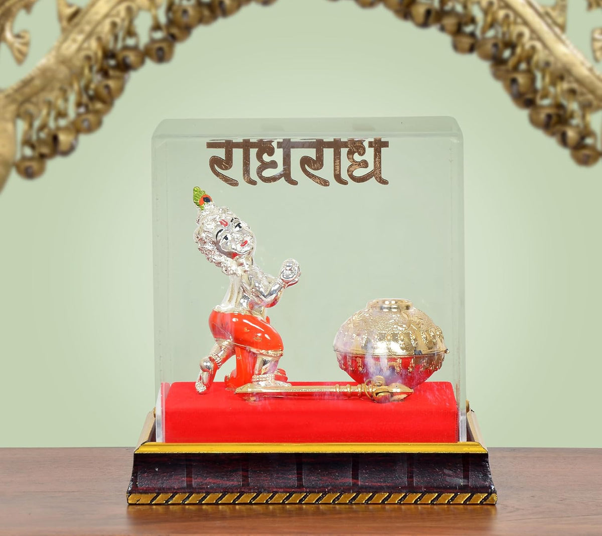 सजावटी बॉक्स में माखनचोर कृष्णा मूर्ति, लाल पोशाक और सुनहरा मक्खन पात्र