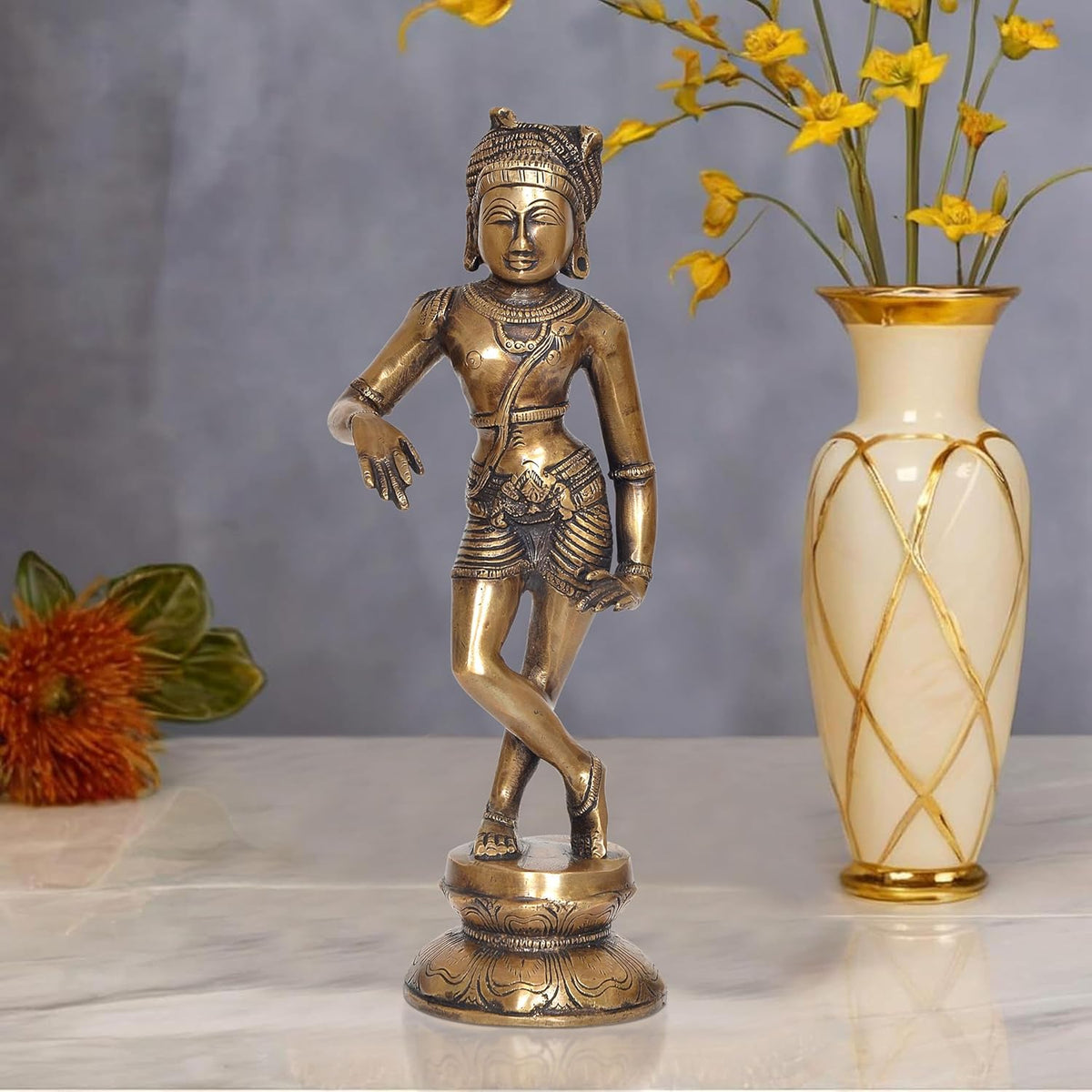Messingfarbene Shiva-Skulptur als Vrishavahana, stehende Figur, Handhaltung seitlich