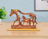 Bronzefarbene Resin-Pferdefigur: Stute mit Fohlen, auf Sockel