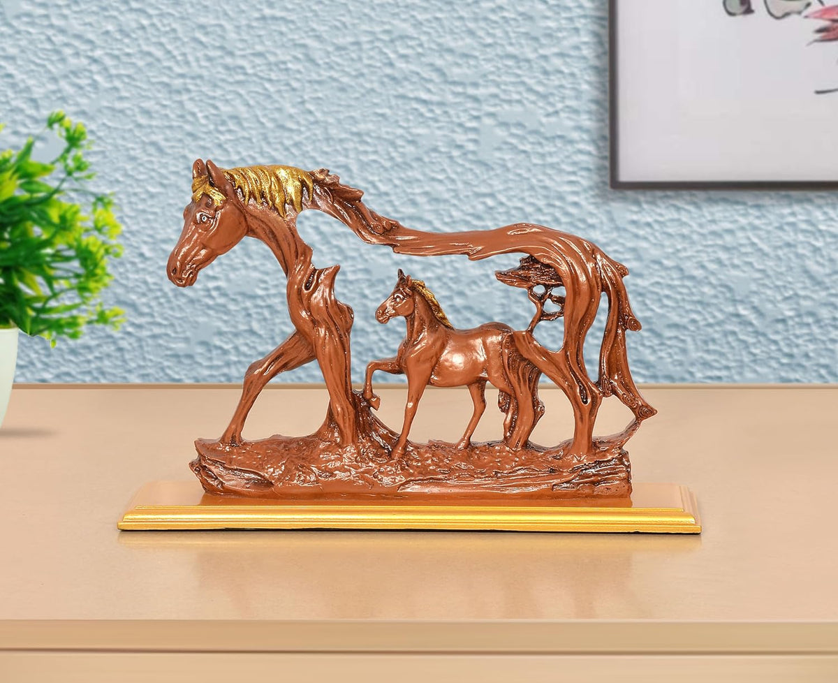 Bronzefarbene Resin-Pferdefigur: Stute mit Fohlen, auf Sockel