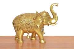 Goldene Messing-Elefantenfigur im Profil, hochgeschwungener Rüssel, detailliertes Brustrelief