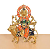 Estatua de Durga de latón multicolor con león, vista frontal, manos con armas