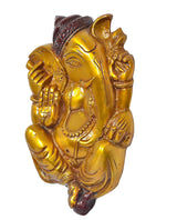 Messing-Ganesha Wandhänger in Frontansicht: goldener Körper, rotes Tuch, verzierte Ohren