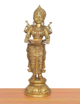 Stehendes Lakshmi-Idol aus Messing, frontansicht, Hände halten Öllampe-Schale