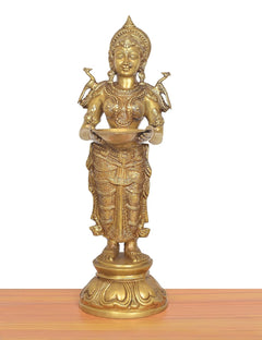 Stehendes Lakshmi-Idol aus Messing, frontansicht, Hände halten Öllampe-Schale