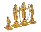 Vier goldene Messing Ram Darbar Figuren mit unterschiedlichen Handposen und Waffen, auf Sockeln