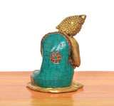 Rückansicht Sitzender Buddha aus Messing, türkis-rotes Mosaikgewand mit Schmuckdetails