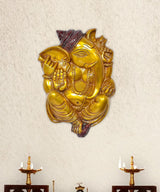 AONA Messing-Ganesha Wandhänger, goldene Figur mit rotem Haarschmuck und gefalteten Händen