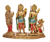 Ram Darbar murti: costas e lateral de três figuras douradas com roupas azuis e vermelhas