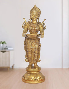 Messing-Lakshmi-Idol, stehende Figur mit Öllampe-Schale, goldfarbene Ausführung