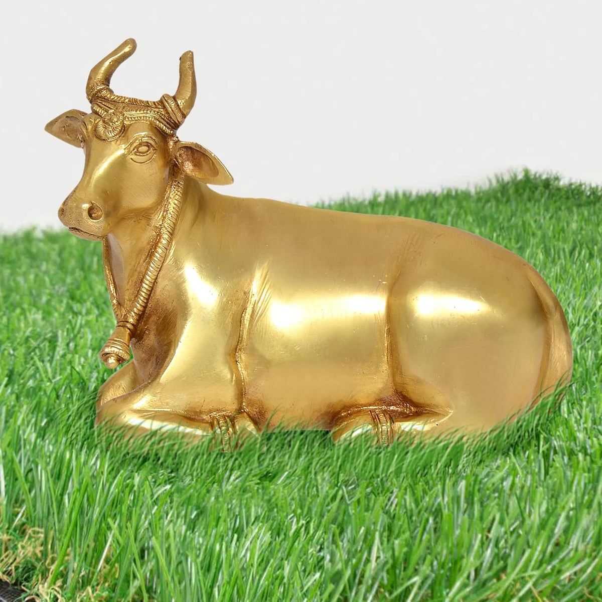 Messing Nandi Stier Statue, sitzende Pose mit verzierter Stirn und Hörnern