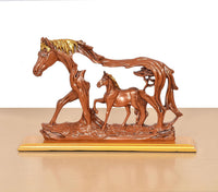Bronzefarbene Resin-Pferdefigur: großes Pferd und Fohlen, Seitenansicht