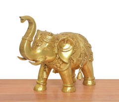 Goldene Messing-Elefantenfigur von vorn im Winkel, hochgebogener Rüssel, Reliefdekor