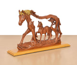Bronzefarbene Resin-Pferdefigur: großes Pferd vorne, Fohlen im Hintergrund