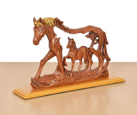 Bronzefarbene Resin-Pferdefigur: großes Pferd vorne, Fohlen im Hintergrund