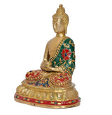 Seitansicht Buddha-Statue im Lotussitz, goldener Kopf, bunt bestickter Rock und Sockel
