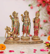 Resin Ram Darbar murti com três figuras douradas em trajes coloridos sobre base redonda
