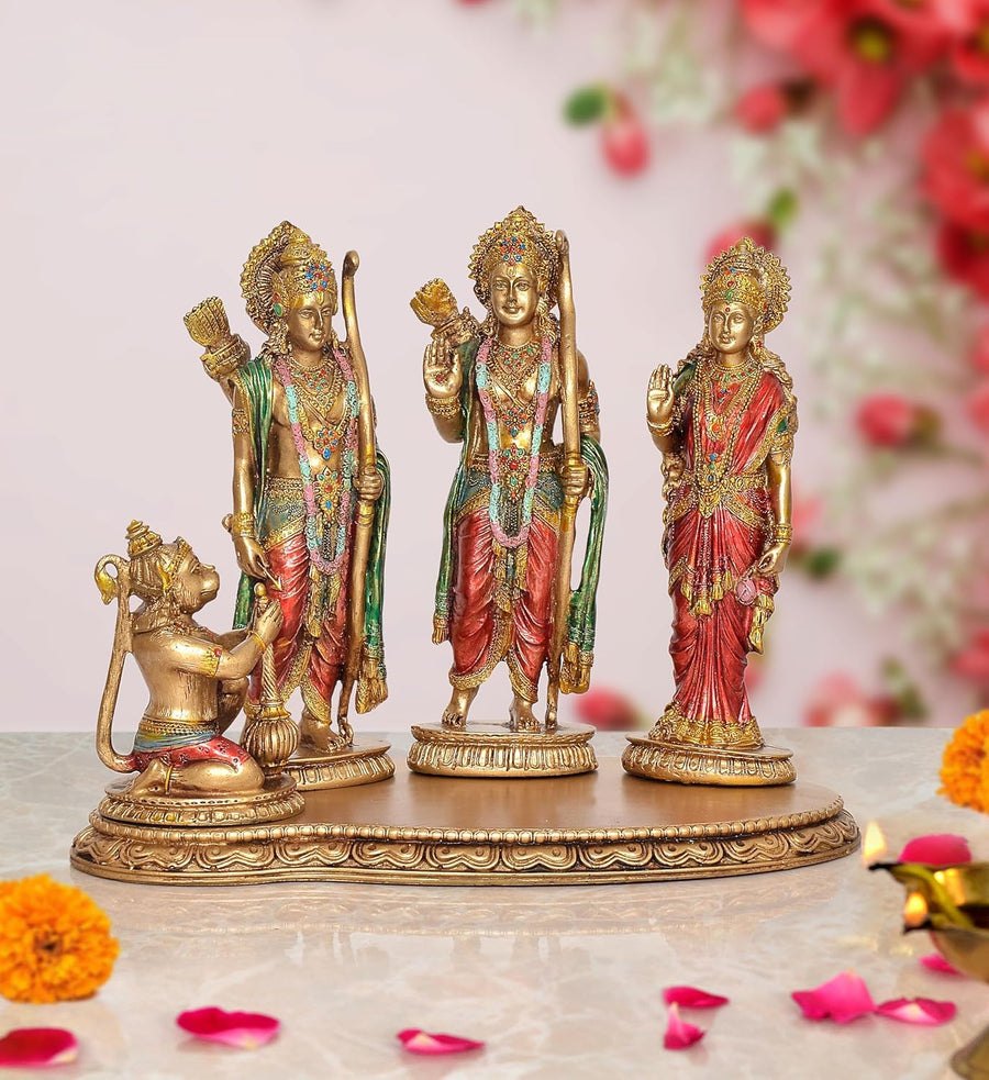 Resin Ram Darbar murti com três figuras douradas em trajes coloridos sobre base redonda