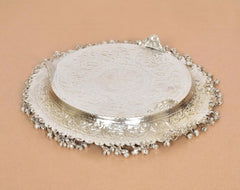 Silberne Pooja/Aarti-Thali, glatte Innenfläche und verzierter Rand mit Ghunghroo-Anhängseln