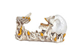 Skull Resin-Weinständer mit Weinflasche und Flammen-Details
