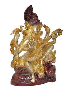 Maa Saraswati idol dorada con sitar, vista lateral, base roja con detalles