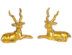 Par de ciervos dorados en bronce, figuras sentadas, detalle de cuernos y cabeza