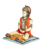 Hanuman-Statue aus Harz in Seitenansicht: orange Gewand, Hände vor dem Schoß, Sockel