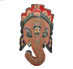 Metall-Ganesha-Wandbehang-Maske mit rotem Klecker-Muster, blauen Schmucksteinen und goldener Umrandung